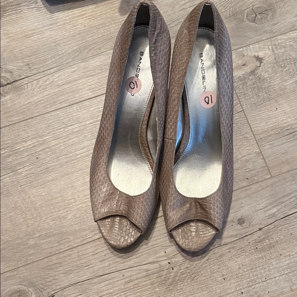 Bandolino Taupe Textured Peep Toe Heels